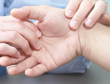 Ουρική αρθρίτιδα: Συμπτώματα, θεραπεία, διατροφή και όλα τα αίτια (βίντεο)